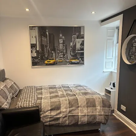 Lovely Quiet Flat Near Centre Апартаменты Эдинбург