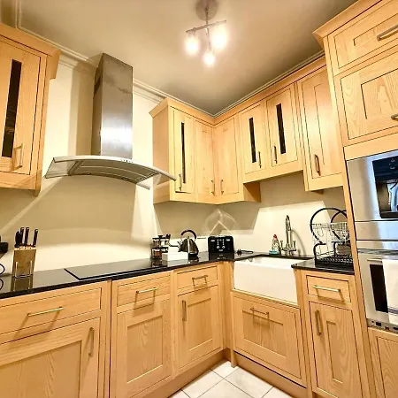 Apartment Cozy 1 Bed Garden Flat In The New Town Centre *