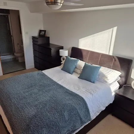 Spacious, Sunny Leith Edinburgh