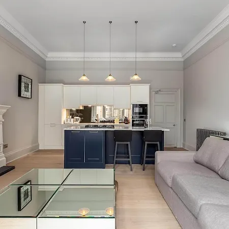 Victorian - Centre - Free Car Space