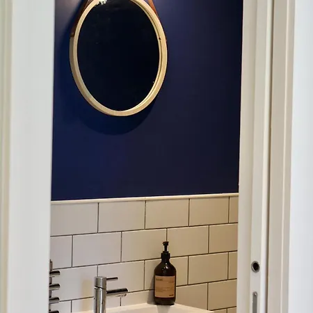 Fully Licensed In Peaceful Neighbourhood דירה