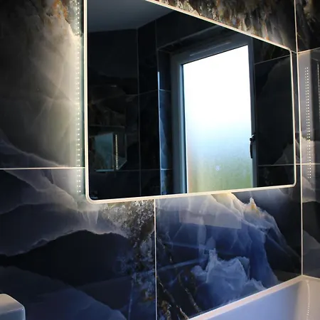 West Luxury 5 Bedroom דירה