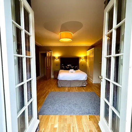 Apartment Cozy 1 Bed Garden Flat In The New Town Centre