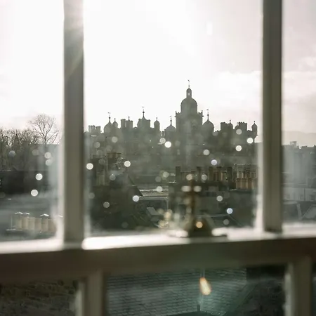 3 Bed Traditional On Picturesque Victoria St * 爱丁堡