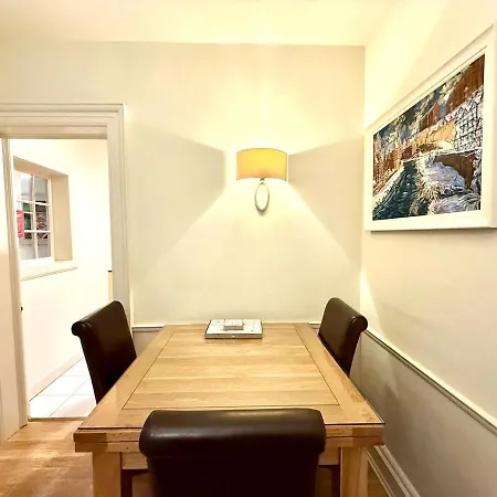 Cozy 1 Bed Garden Flat In The New Town Centre *