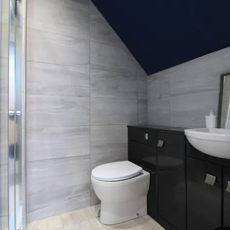 West Luxury 5 Bedroom *