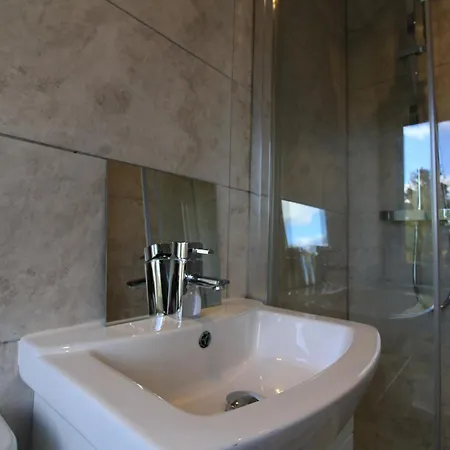 West Luxury 5 Bedroom דירה אדינבורו