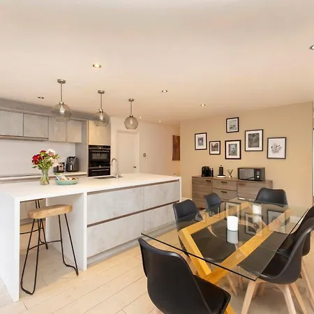 Chic 3-bedroom 2-storey House Near Centre With Free Parking *
