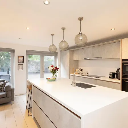 Chic 3-bedroom 2-storey House Near Centre With Free Parking Apartman Edinburgh