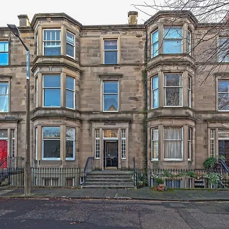 Victorian - Centre - Free Car Space *