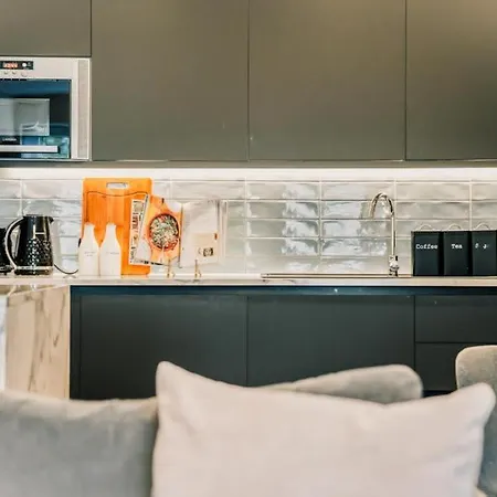 Stylish 2 Bed Centre With Parking