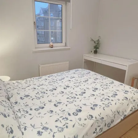 Double With Private Bathroom N Parking Direct Connection To Airport Train Station