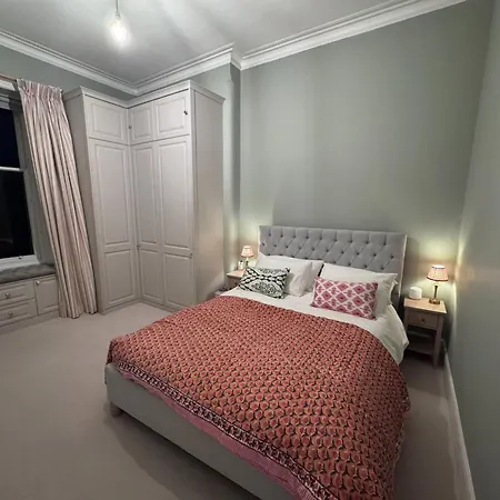 Apartamento Gorgeous 2bdr With Unique Character In *