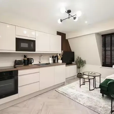 - Sleeps 2 - Royal Mile Close