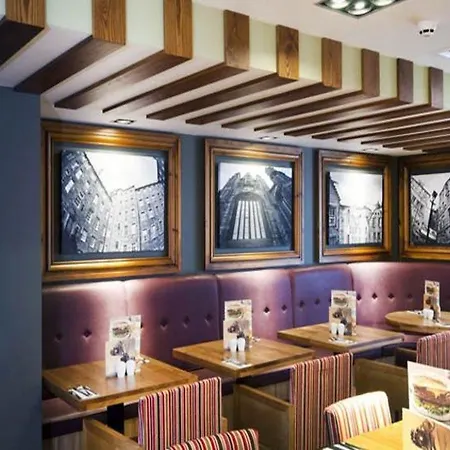 Premier Inn Edinburgh Princes Street