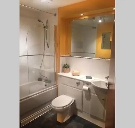 Large 2 Bed Flat, 2 Bath, Free Parking & Lift