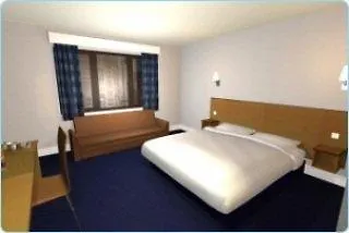 Travelodge Queen Street Hotell 3*