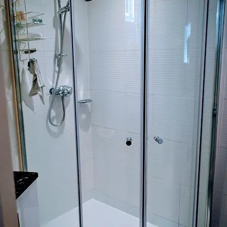 1 Bedroom Open Plan Apartment, Accommodates 4 דירה
