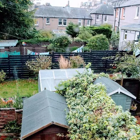 3 Bedroom Central House Sleeps 7 *
