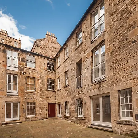 The Edmonstone's Close *