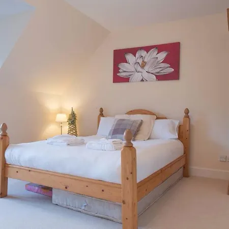 5 Bedroom House With Free Parking Sleeps 10 Apartment Edinburgh