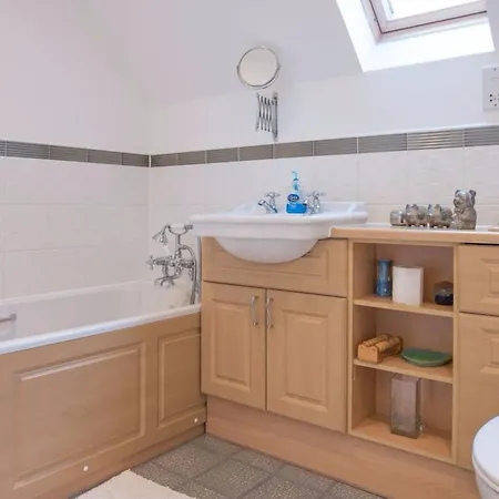 5 Bedroom House With Free Parking Sleeps 10 Apartment