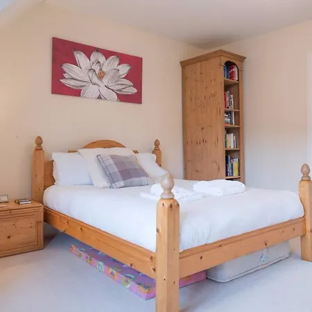 5 Bedroom House With Free Parking Sleeps 10