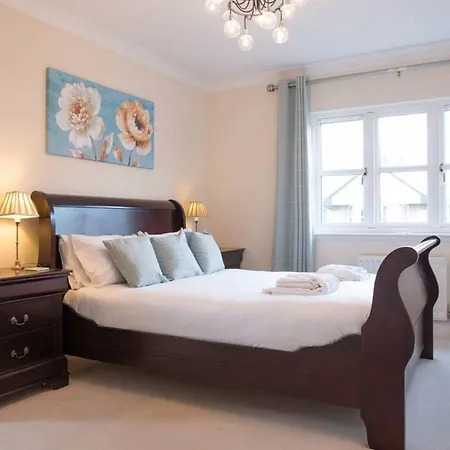 Apartment 5 Bedroom House With Free Parking Sleeps 10