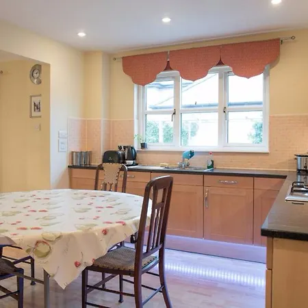 5 Bedroom House With Free Parking Sleeps 10 Apartment *
