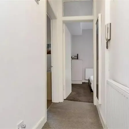 1 Bedroom Flat In Dalry *