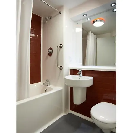 Travelodge Queen Street 3*