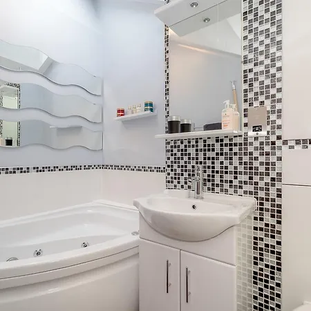 Castle Terrace Apartment شقة *