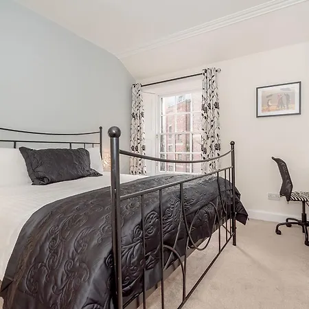 Castle Terrace Apartment *
