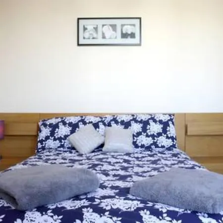 2 Bedroom Flat In The Bonnington Area *