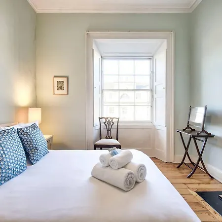 Stunning Great King Street New Town Apt *
