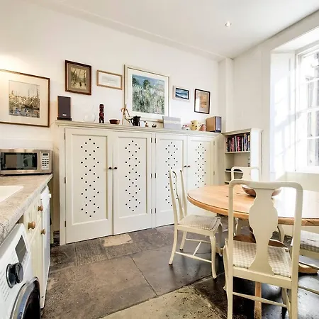 Stunning Great King Street New Town Apt