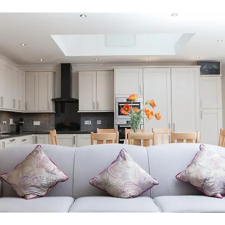 Historic Stone Built 4br For 8 W/parking * إدنبرة