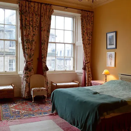 Large Central New Town Flat Daire *