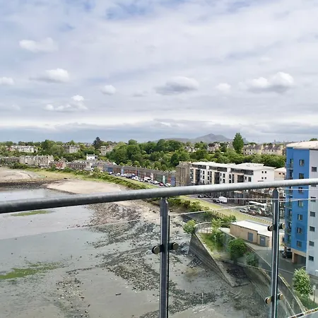 3 Bedroom Flat With 2 Balconies *