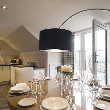 Fountain Court - Royal Garden