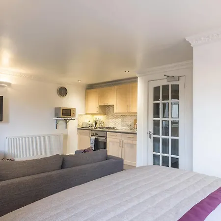 Fountain Court - Royal Garden