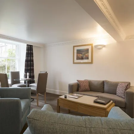 Fountain Court - Royal Garden 公寓式酒店