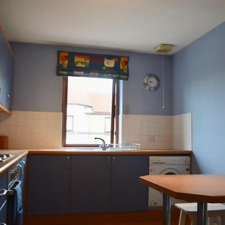 2 Bedroom Flat By Harrison Park *