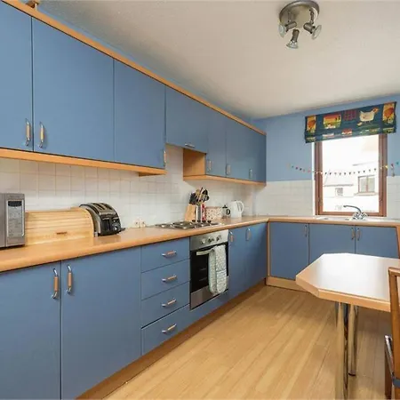 Apartment 2 Bedroom Flat By Harrison Park *