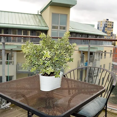 Modern 1 Bedroom With Balcony
