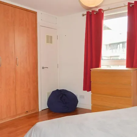 Modern 1 Bedroom With Balcony Edinburgh