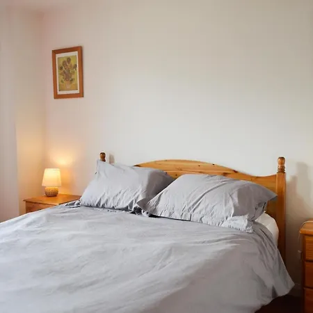Modern 1 Bedroom With Balcony Apartment Edinburgh