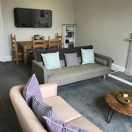 Cosy West End Apartment