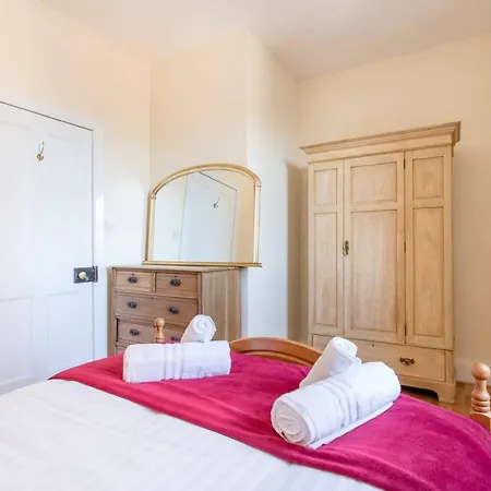 Altido Retro Castle Retreat 2bed Edinburgh