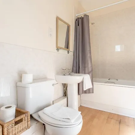 Altido Retro Castle Retreat 2bed Edinburgh
